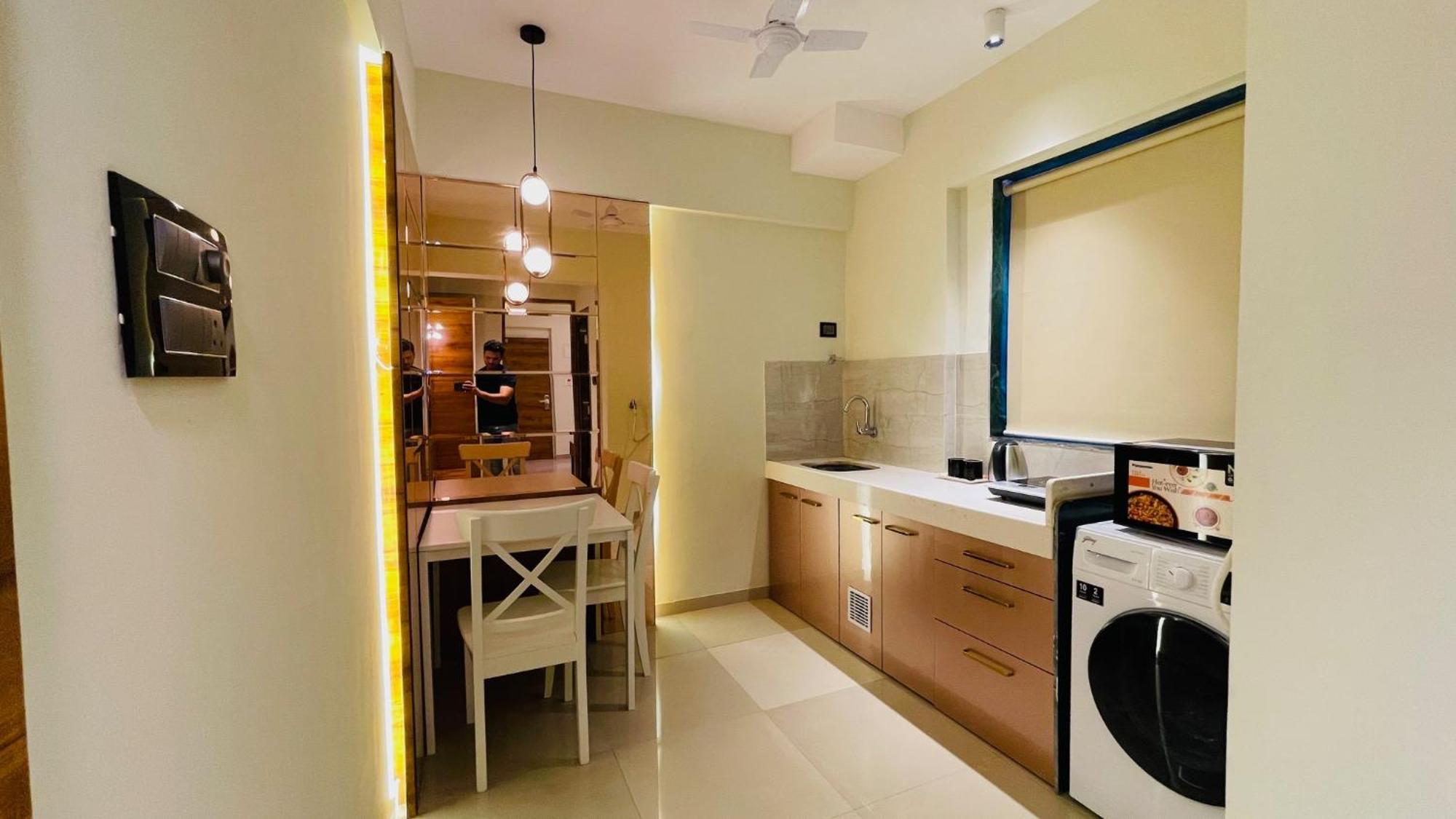Home2 Studio Apartments Mumbai Bagian luar foto